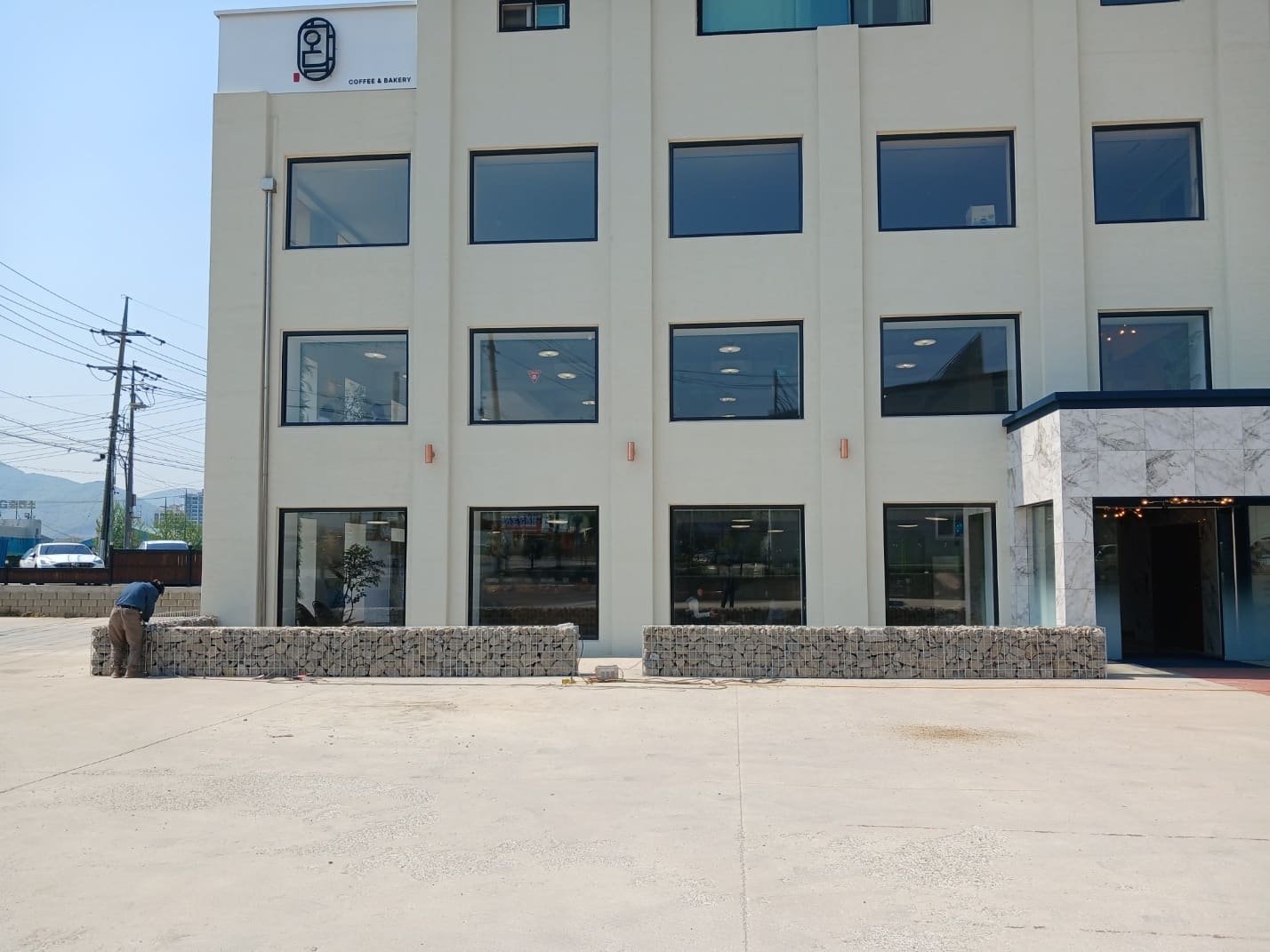 카페 베이커리 매장 앞 개비온 화단벽 완공 모습