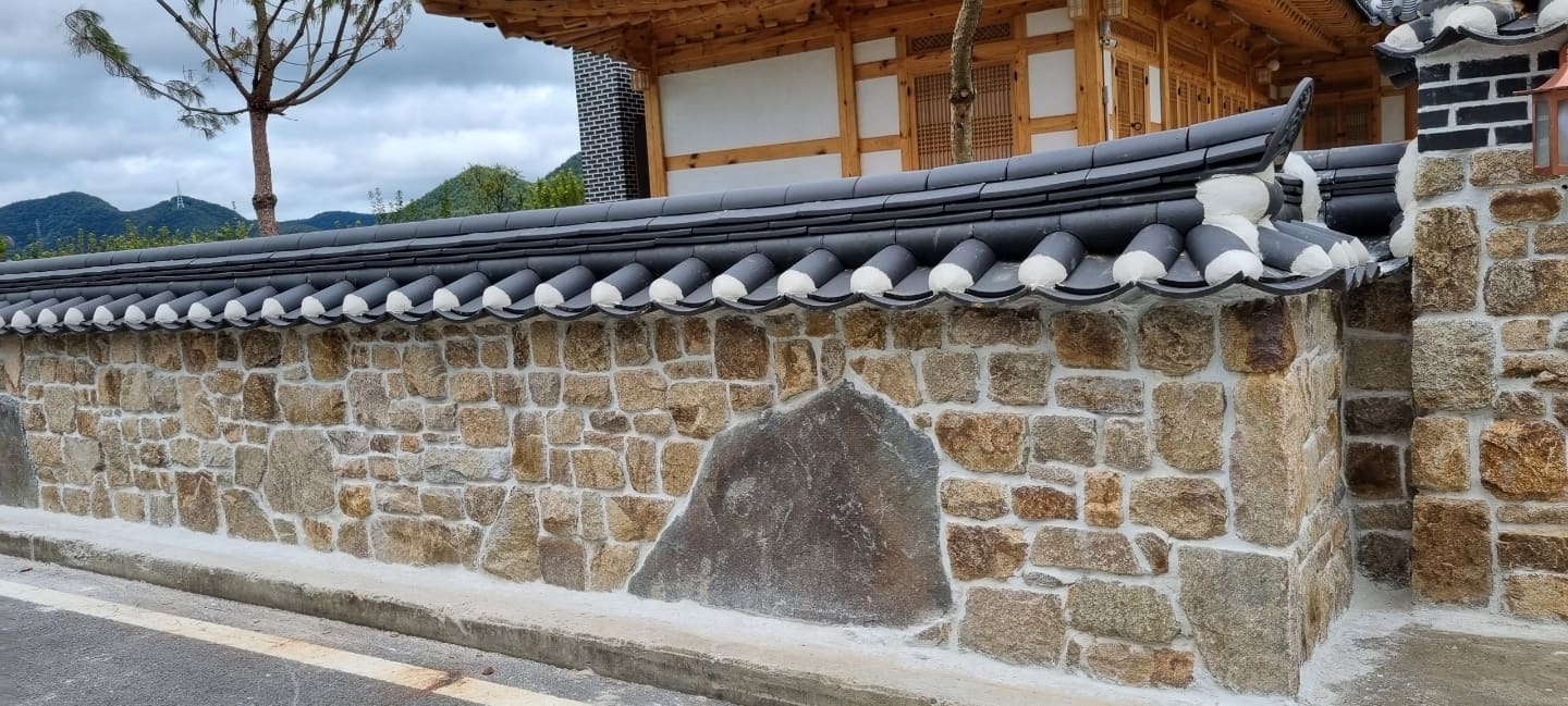 카페 개비온 화단벽과 한옥카페 자연석 담장 시공사례