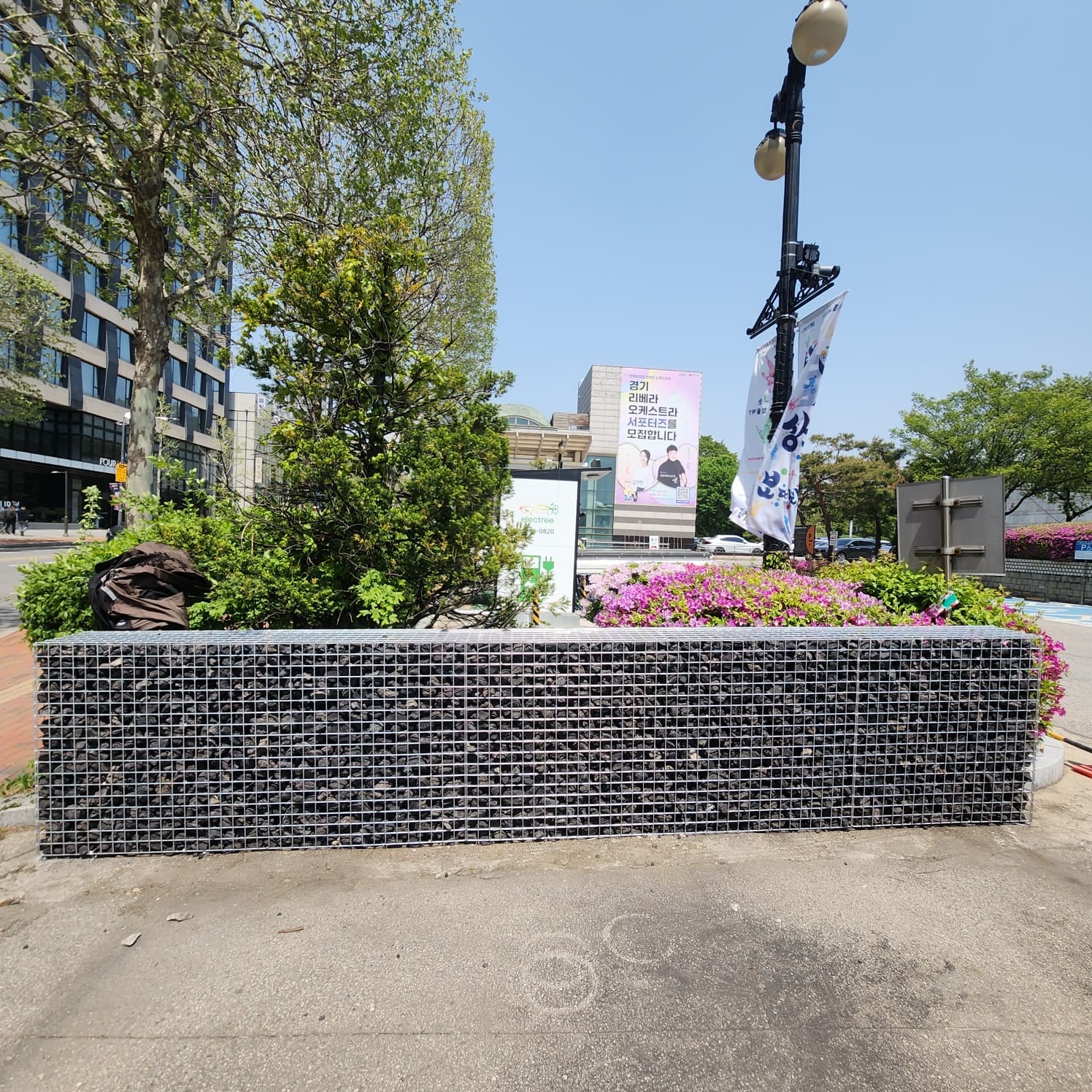 모던 건물 외벽 개비온, 회색과 밝은 톤 돌을 조합한 디자인