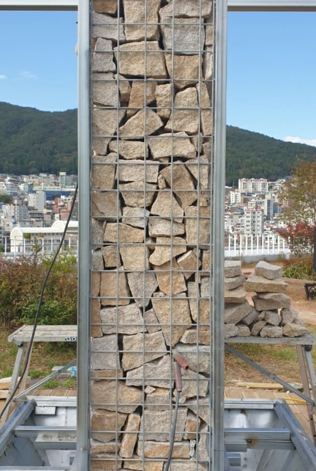 개비온 샘플 패널 클로즈업, 자재 색상과 규격 확인용 샘플
